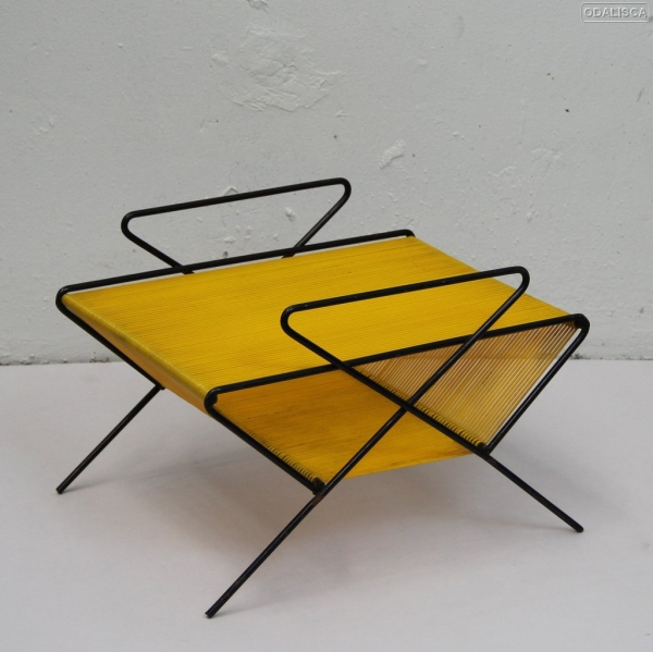Plástico amarillo y metal negro.
Francia.